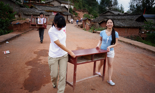 校友会向广西马山里当乡龙桂小学捐赠全新桌椅
