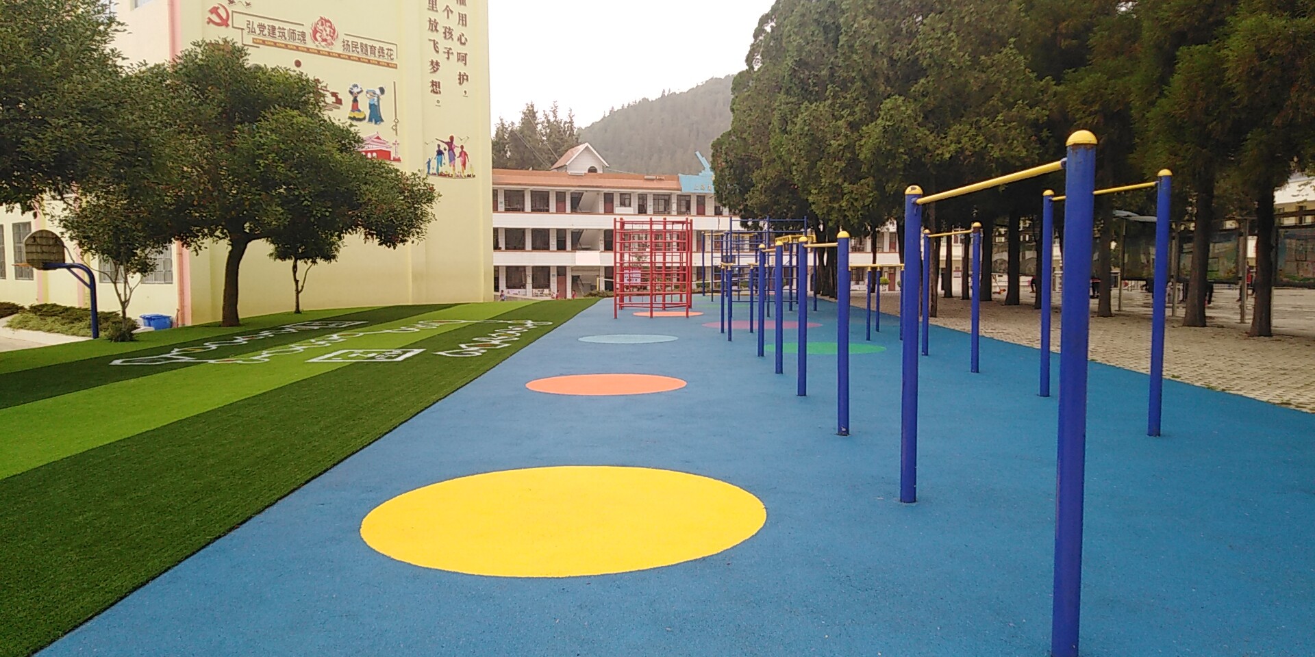 云南文山东山乡中心校学校铺设防护垫项目（2019）