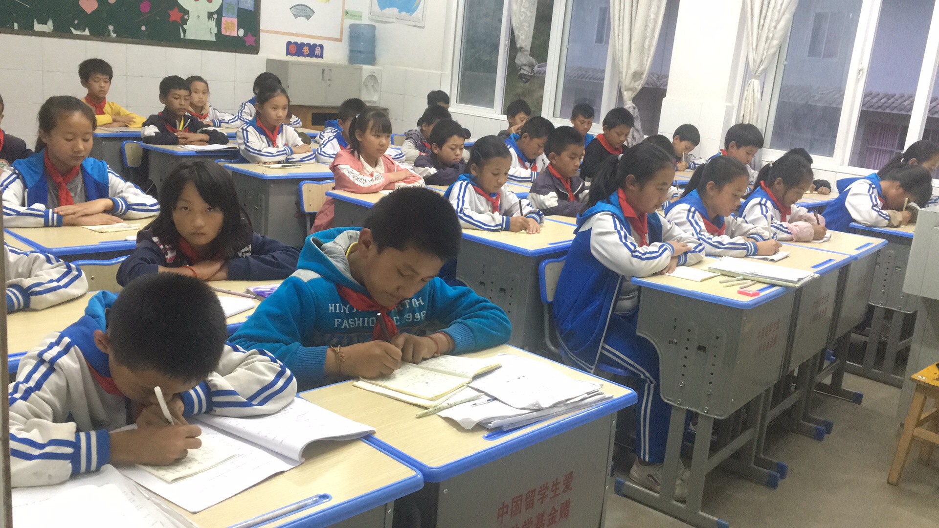 云南省南涧县无量山镇红星小学更换课桌椅项目（2019）