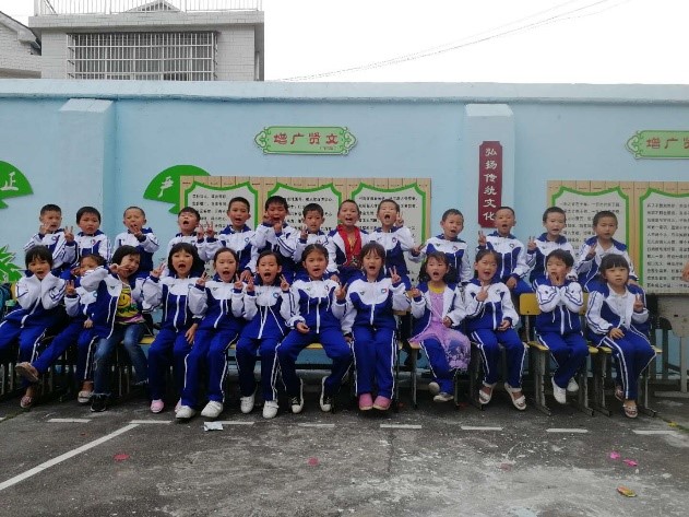 湖南甘泉山小学课桌椅捐赠项目以及冬季校服捐赠项目（2020）