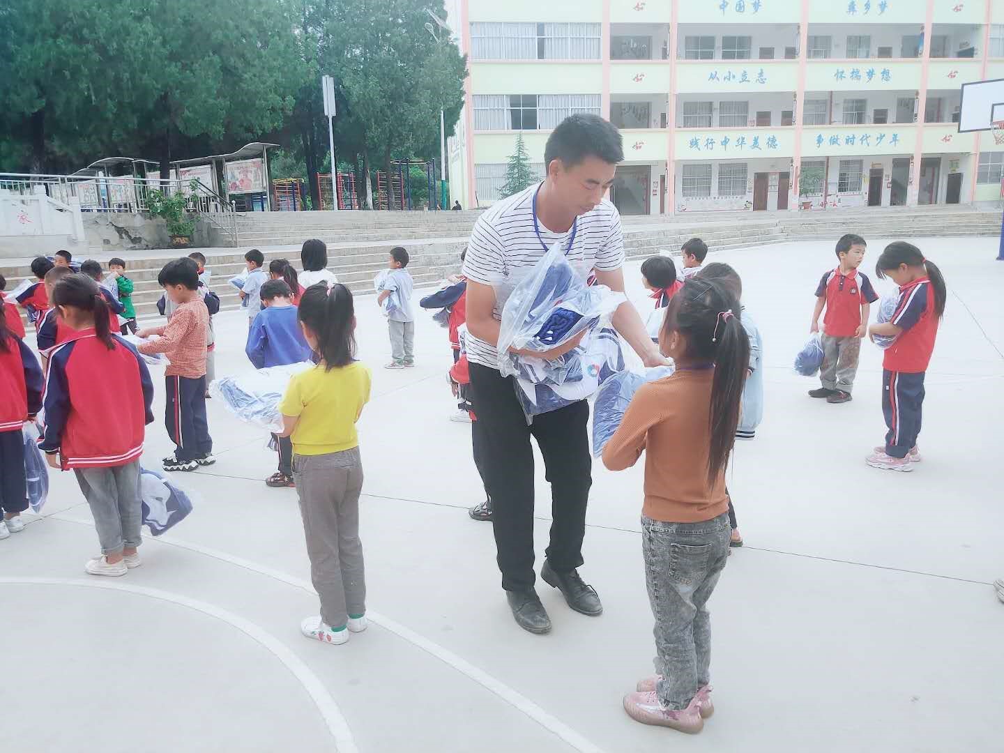 云南文山东山乡中心校冬季校服捐赠项目（2020）