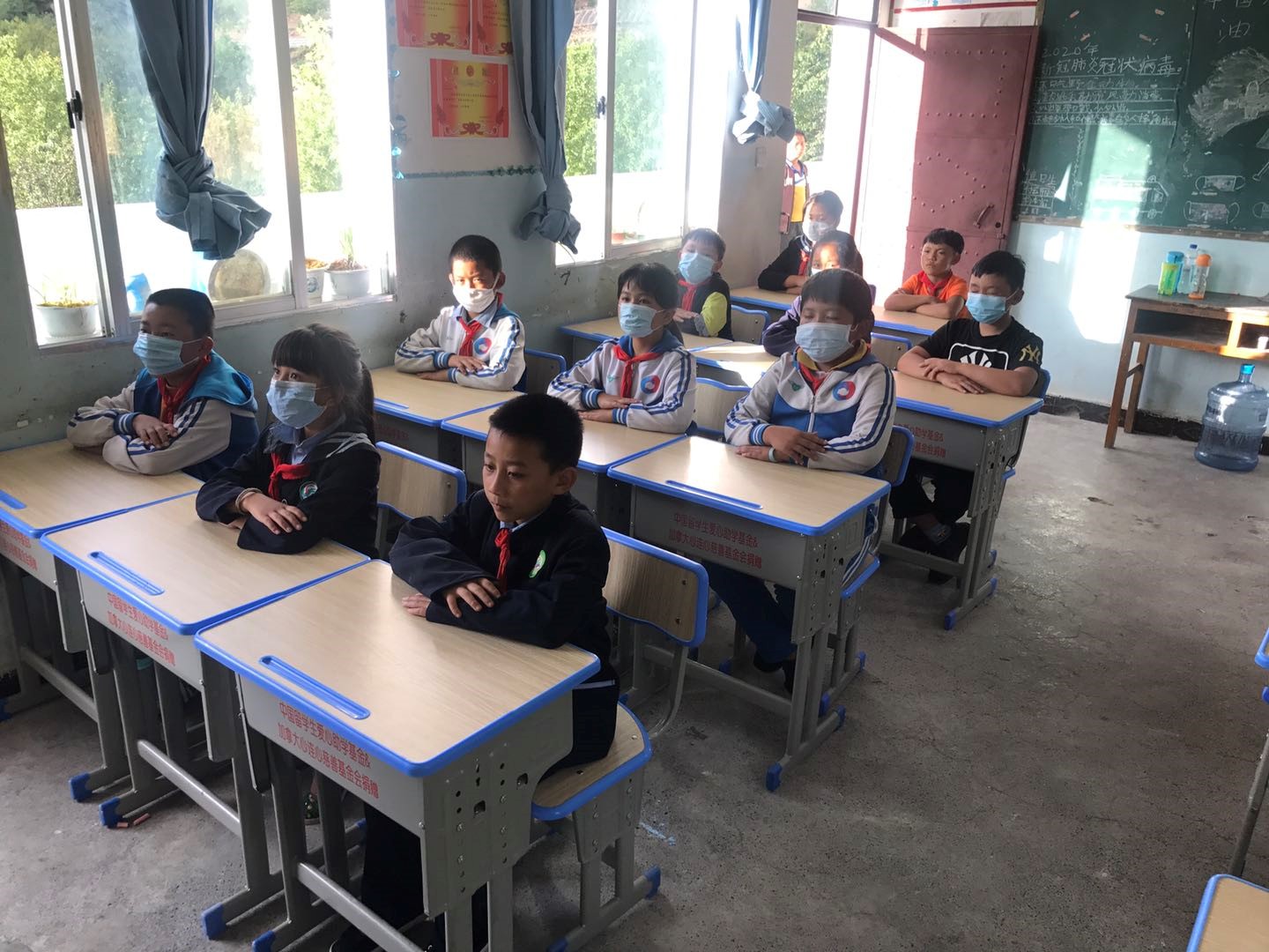 云南发达小学课桌椅捐赠项目（2020）